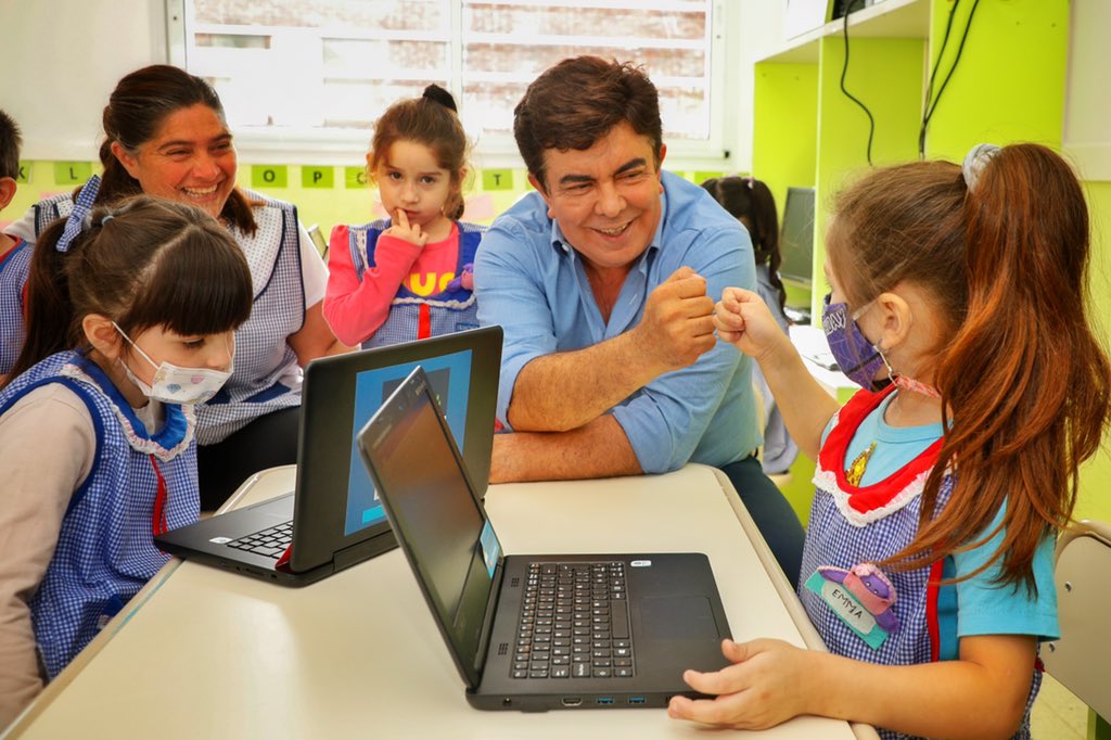 FerEspinozaOK's tweet photo. Visitamos el JIN N°5 “Casita de Caramelo” en La Tablada, uno de los 230 establecimientos del municipio donde funcionan Aulas Digitales. Estamos digitalizando y democratizando el conocimiento, para que las y los niños accedan a las nuevas tecnologías desde la educación inicial. https://t.co/Aq8tOKuzWR