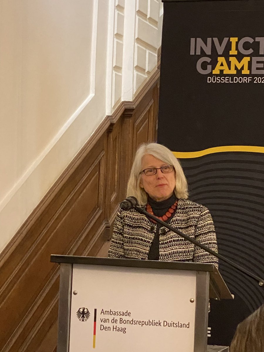 GermanyinNL's tweet photo. Staatssekretärin Dr. Sudhof würdigte den Einsatz der Athleten von Team 🇩🇪 und die Unterstützung durch die Familien und Freunde und @drkeller2020 stimmte bereits auf die #InvictusGames 2023 in Düsseldorf ein.
@BMVg_Bundeswehr @InvictusGamesDE https://t.co/dy1Uowl2Ov