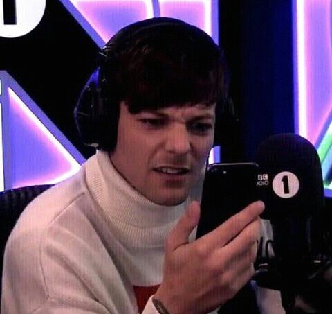 angelsflyy00's tweet photo. Louis zastanawiający się dlaczego najpierw go obrażamy, a potem trendujemy hasztag, że go kochamy 
#PolandLovesLouis #staryjestoverparty https://t.co/qedwlTMKkl