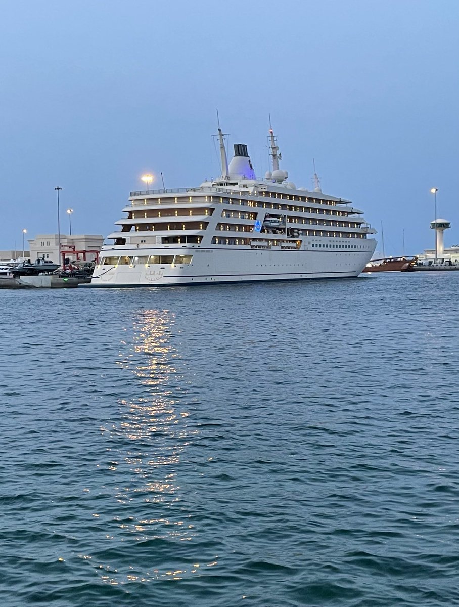 مازال الفكر ينتظر شوفتك بين العبور  ..