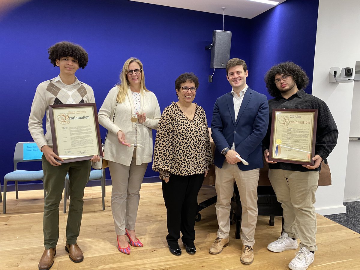 The YPIE Tech Squad won Westchester County Health Department’s J.R. Tessone Youth Public Health Service Award for their continuous work with older adults during COVID. The Squad partnered with YOFA & WJCSs NNORC to help seniors. @YonkersPartners @WJCSWestchester @YonkersSchools