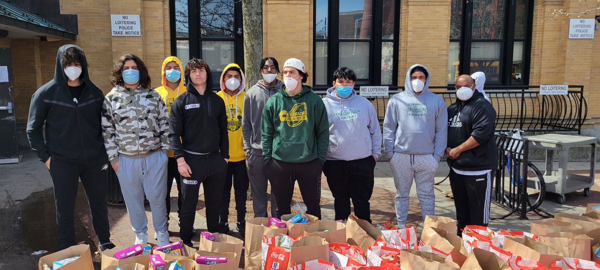LCRamsFB1's tweet photo. Some of our football players were back doing community service with New Lynn Coalition this morning. Preparing Groceries for Families in need throughout the community. This is Ram Football #ramnation #Ramlove https://t.co/NqvJJkukYt