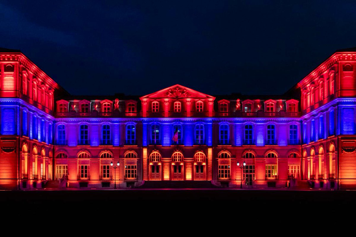 Ce soir Marseille illumine le Pharo en souvenir des 1,5 millions d'Arméniens qui ont été torturés, déportés, enfermés et tués par la folie génocidaire de dirigeants racistes.
Faisons aujourd’hui la promesse de ne jamais laisser s’installer à nouveau la bête féroce du nationalisme