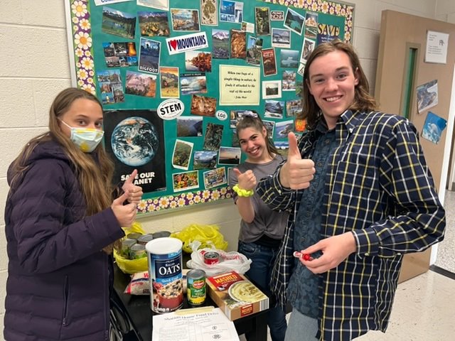 MANNAFoodBank's tweet photo. Last month, schools competed against each other in the #StudentFoodDrive to see who could raise the most food &amp; money. All together, they RAISED 62,407 MEALS for families throughout #WNC!

Thank you to all of the students, parents, teachers &amp; everyone else who made this happen 💚 https://t.co/xrWFOPc48E