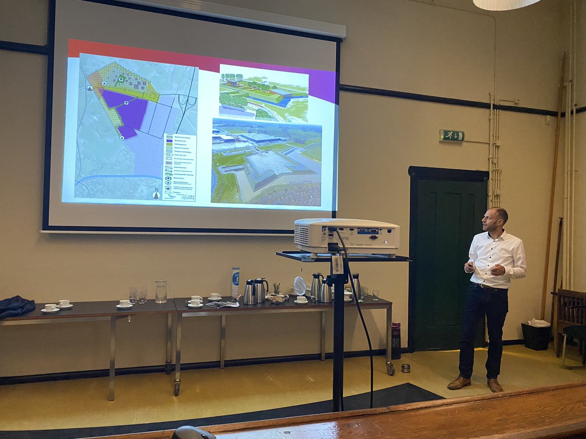 Nu aanwezig bij avond georganiseerd door <a href="/NEWageningen/">Netwerk Erfgoed Wageningen</a> met als gastspreker Peter Ballast uit Groenlo om te vertellen hoe daar de stadsgracht hersteld is!