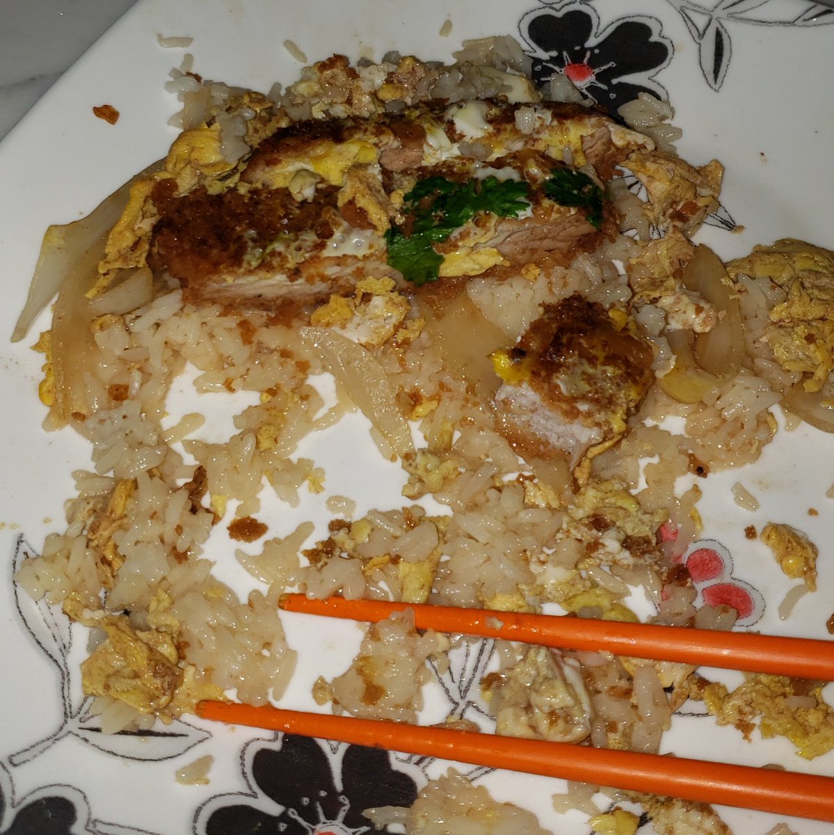 SpartanOO52's tweet photo. @gawrgura Katsudon! It's fried pork cutlet, sliced onions cooked in a soup/sauce mixture, the pork is sliced and added over the onions before pouring beaten eggs over it, after the eggs set add some parsely and slide everything on top of some rice. #GuraFood https://t.co/KTcw3BF25P