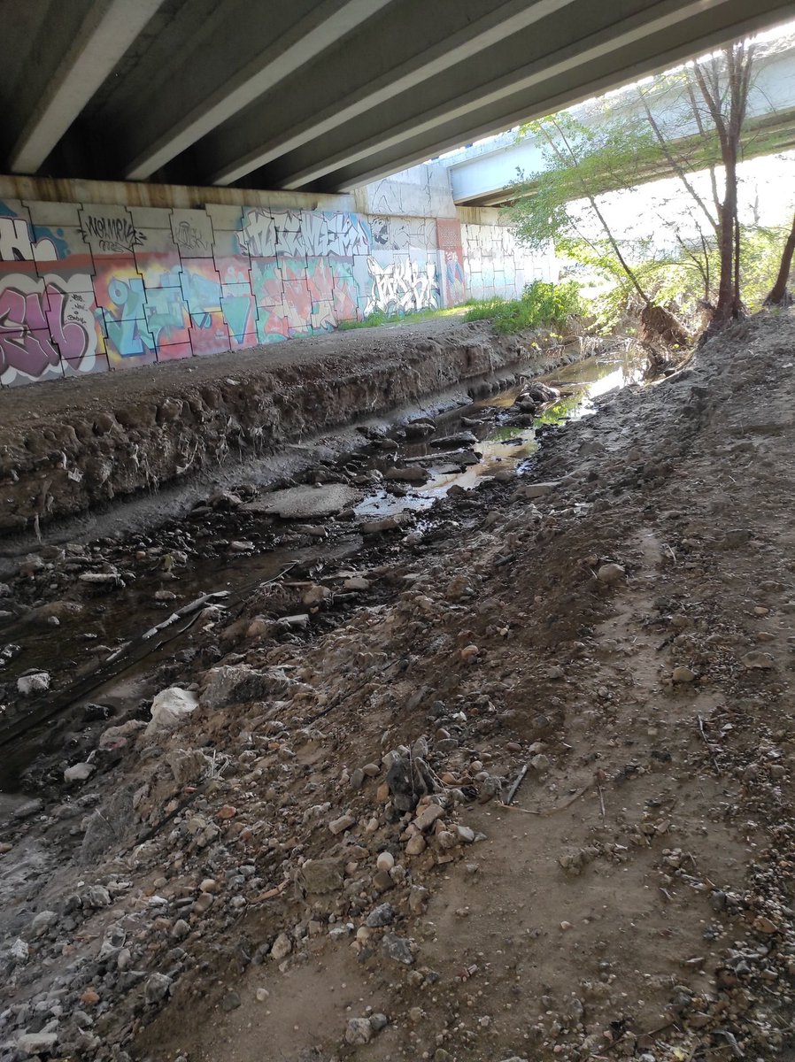 parlaenbici's tweet photo. Paseando por #Getafe y #Pinto te puedes encontrar otro #arcoverde o #arcomarron - Arroyos con basura, caminos con coches quemados y vertidos @EeAComMadrid @ComunidadMadrid #basuraleza https://t.co/O1oAfgx53t