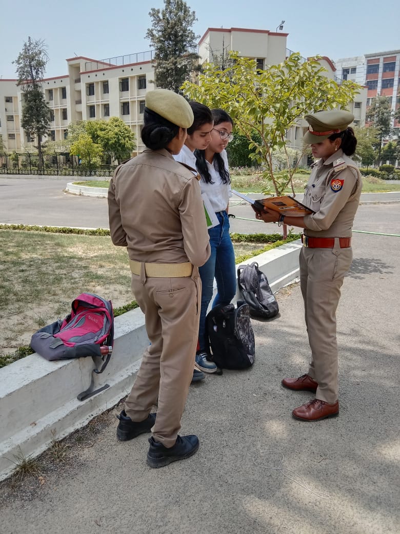 <a href="/east_dcp/">DCP EAST LUCKNOW</a> के निर्देशन में एंटी रोमियो टीमों द्वारा #मिशन_शक्ति के तहत बाजारों,सार्वजनिक स्थानोंआदि पर महिला/बालिकाओं को उनके अधिकारो,वूमेन पावर हेल्पलाइन1090,यूपी 112,महिला हेल्पलाइन 181,चाइल्ड हेल्प लाइन 1098,व साइबर क्राइम के बारे में जागरूक किया गया
#UPPolice 
#LucknowPolice
