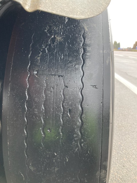 This truck was stopped by #AuroraOPP. Good thing too! This is a disaster waiting to happen. Imminent wheel failure. 😳
Lack of daily inspection and just a short period of time before this wheel assembly would have separated. #TruckSafety.