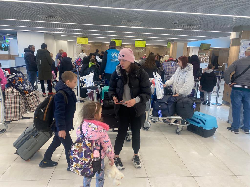 FraBonelli's tweet photo. Olha isn’t sure about the future, but she is ready to move to France with her dog as going back home isn’t safe yet.

Today, UNHCR &amp; @UNMigration facilitated air transfer of 71 refugees from 🇺🇦 from 🇲🇩 to 🇫🇷.

🙏🏽 to the 🇪🇺EU Solidarity Platform for receiving  @refugees. https://t.co/TpmGWcYZ0t