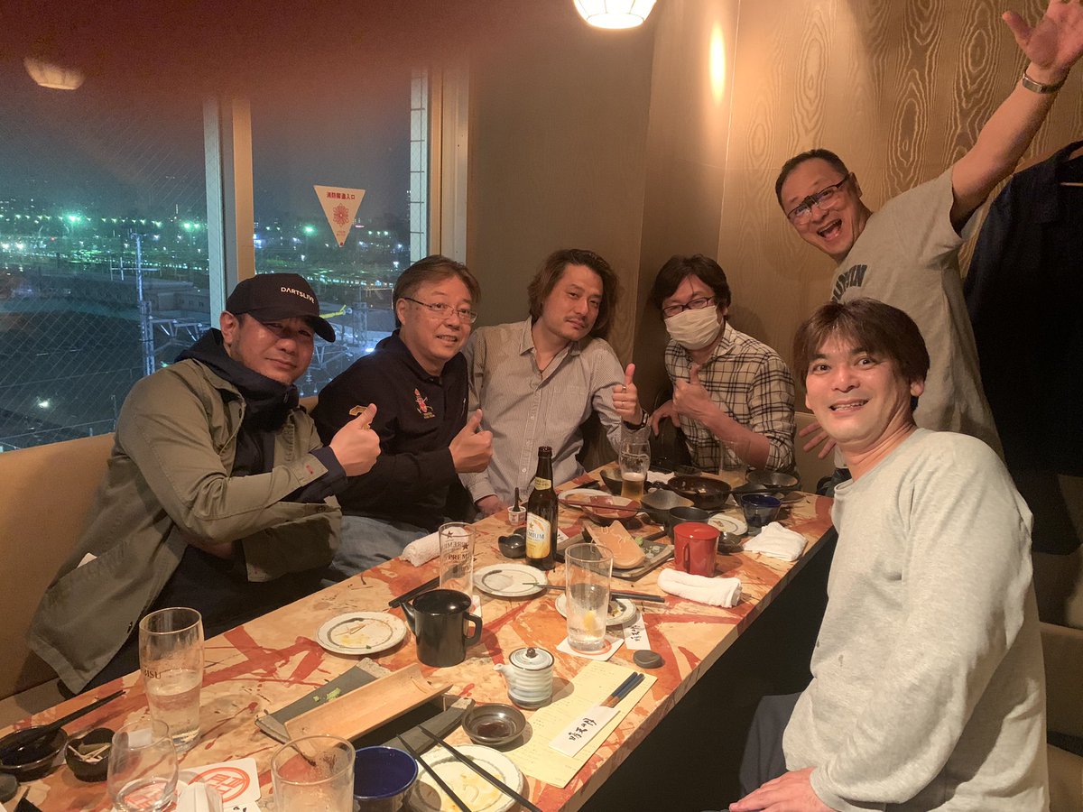 Maetona's tweet photo. 超久しぶりにWCCF初期開発メンバーが集結。当時の開発苦労話に花が咲いたり…土屋Pから20年以上前の衝撃的な真実を聞かされたり…楽しすぎてあっという間に時間が経ちました。また、このメンバーで今までにない新しいゲームを開発したいな〜。笑
#WCCF
#WCCFオリジン https://t.co/NON43sBcca