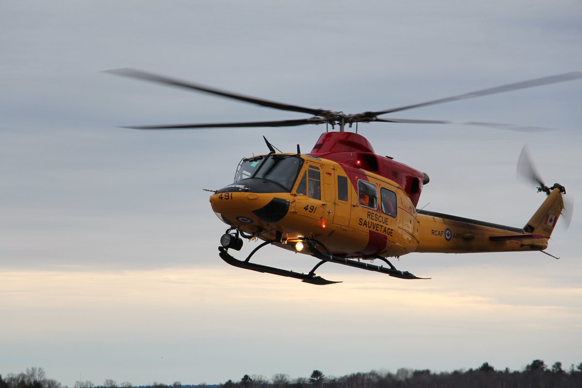 OperationsArc's tweet photo. Le 20 avril, le Mgén Kenny, commandant de la 1 DAC/RC NORAD et de la région de SAR de Trenton a rendu visite à la FOA à Sault Ste Marie pour rencontrer les membres de l’@ARC_RCAF, de la @GardeCotiereCAN et de #ACRSA qui recherchent un petit avion porté disparu depuis le 14 avril https://t.co/mPjCkVSWD1
