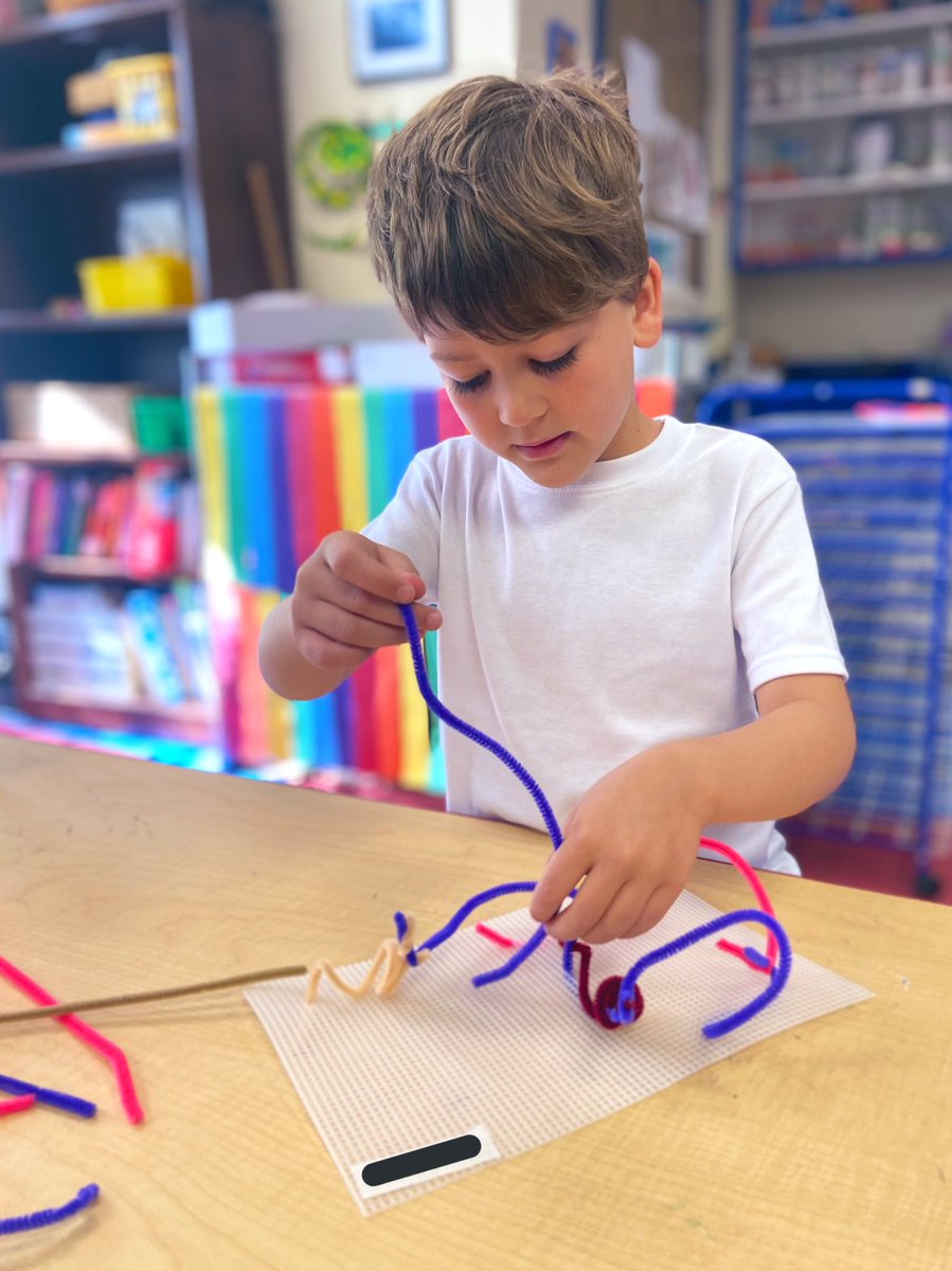 MakeSomeArt's tweet image. Pre-K experiments with building 3D sculptures by studying roller coasters! They test the best ways to attach and ground their chenille stems. #TrinityLearns