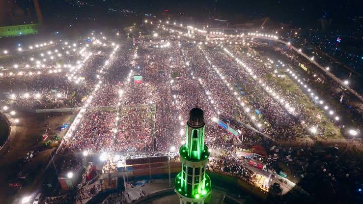 writethetrend's tweet photo. You can't stop people from
 coming to #lahorejalsa merely by blocking roads. People will still come out and you will see the blockage of whole Lahore after some time. These cheap tactics of imported government is not going to work.

#امپوڑٹڈ_حکومت_نامنظور https://t.co/gL4ny2mfHk