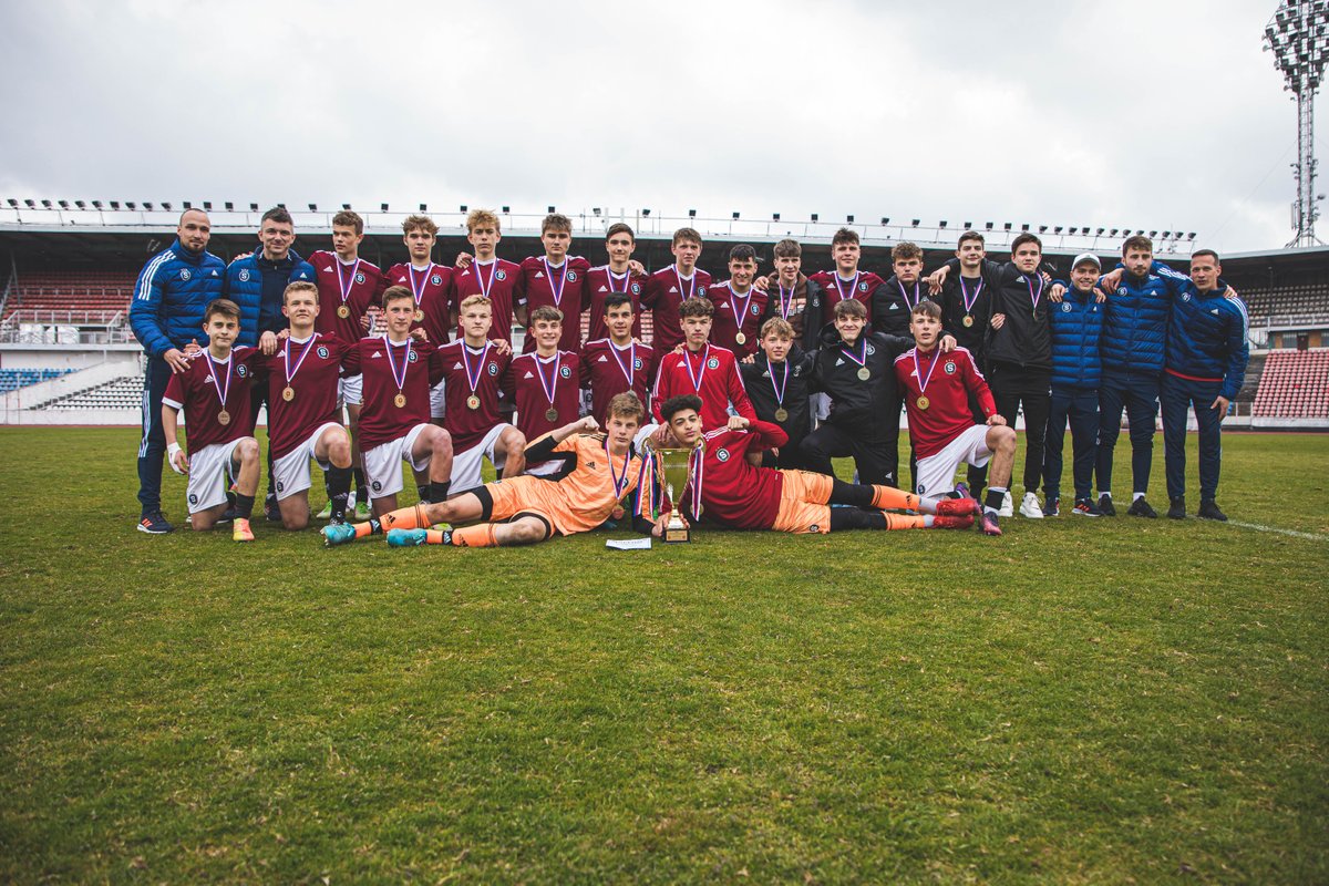 ACSparta_Mladez's tweet photo. 🏆 U16 | Vítězové! Šestnáctka přehrála ve finále Memoriálu Vl. Marečka sešívaný tým z Prahy 3:1 a odnáší si zlato!
🎖 Vítězství vystřelili Šetka, Penxa a Tošnar, který proměnil pokutový kop ve stylu Antonína Panenky! https://t.co/zghTOK6AWV