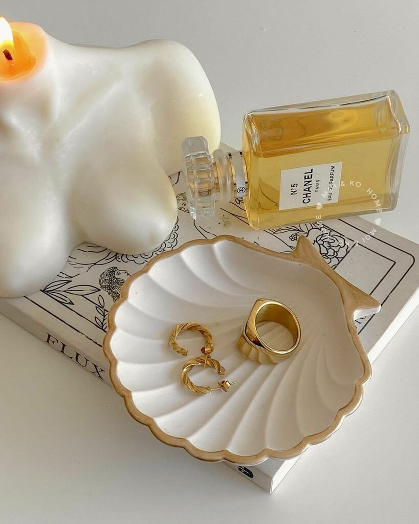 moiandko's tweet image. Our old-gold shell-shaped dish is back in stock! ✨ ⁣
⁣
I can say this is probably our all-time best seller product! Don't miss it this time ♥︎ ⁣

#moiandko #bubblecandle #shelldish #candlemaking #jesmonitetray #jesmonitedish #interiordecorating … instagr.am/p/CcncoJXKOAu/