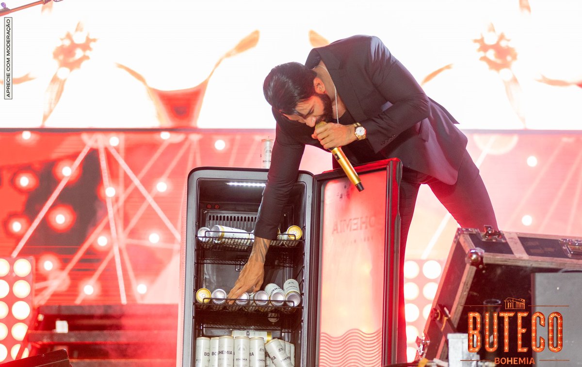 Conta pra Dona Bô, que música do Embaixador <a href="/gusttavo_lima/">Gusttavo Lima</a> lembra aquele momento marcante da sua vida? Eu começo: "é esse cabelo cor de ouro que me deixa loucooo". #PapoDeButecoBohemia