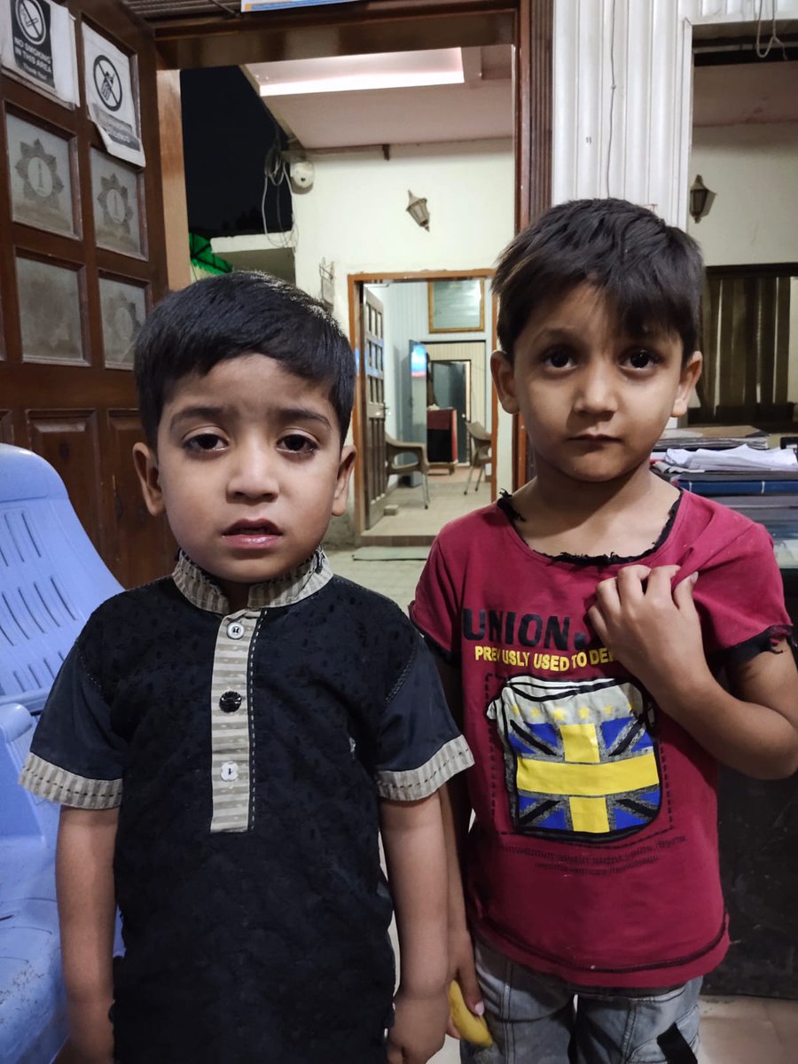 Lahorepoliceops's tweet photo. تلاش ورثاء!
نشترکالونی پولیس کو دوران پٹرولنگ نشتر سٹاپ سے یہ دو  بچے ملے ہیں، جو اپنا نام ایان اور حرم بتاتے ہیں، ورثاء کی تلاش میں لاہور پولیس آپریشنز ونگ کا ساتھ دیں،
برائے رابطہ: نشتر کالونی پولیس
03004310203
#lostandfound #Lahore #lostandfoundlahorepolice https://t.co/aIjBBwRpPp