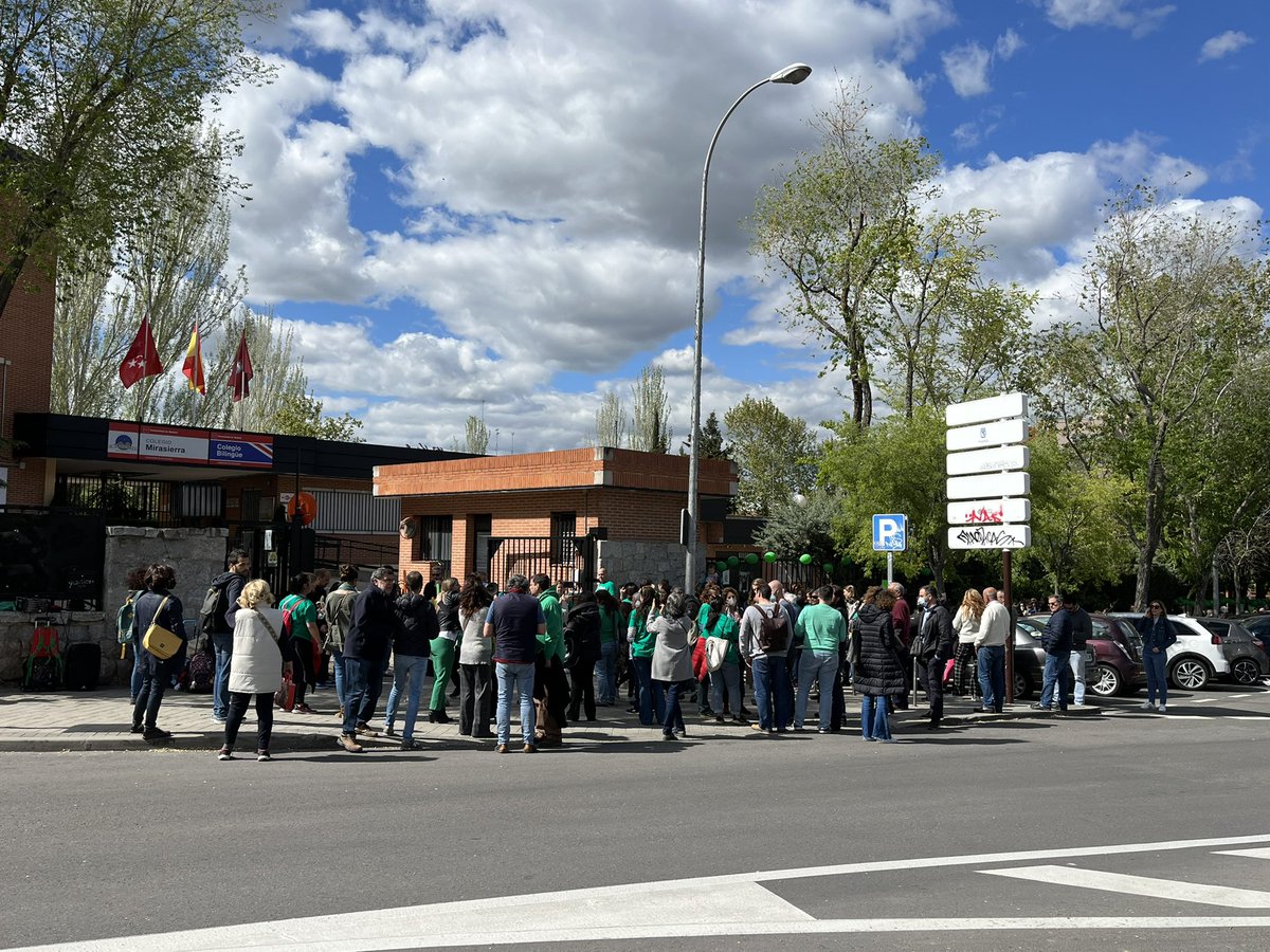 fuencarralpardo's tweet photo. EN DIRECTO | Concentración en el colegio público Mirasierra contra el cierre de líneas educativas dictado por el gobierno de la Comunidad de Madrid. #Mirasierra https://t.co/npAAGDUDIB