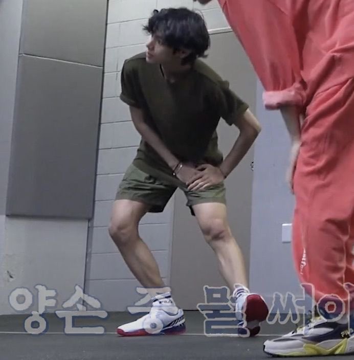 randomvante's tweet photo. taehyung stretching https://t.co/tQ2SO2Z46K
