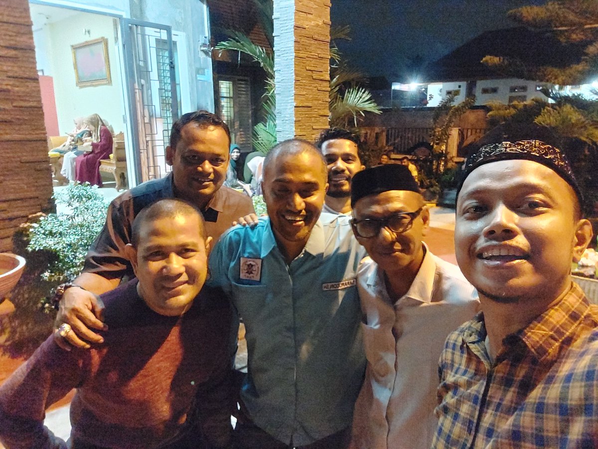 Selamat bertambah usia Ketua <a href="/sinyaktafar/">Safaruddin</a> semoga tersemogakan semua semoga.....