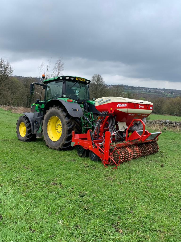 tractoremporium's tweet photo. The Moore Unidrill in action💪🎬

Here is Richard Wilson out drilling with his ✨new✨ 3m Moore Unidrill. using it to drill fresh grass into an existing meadow!

#ActionShot #CarrsBillingtonAgriculture https://t.co/ojHbokcNex
