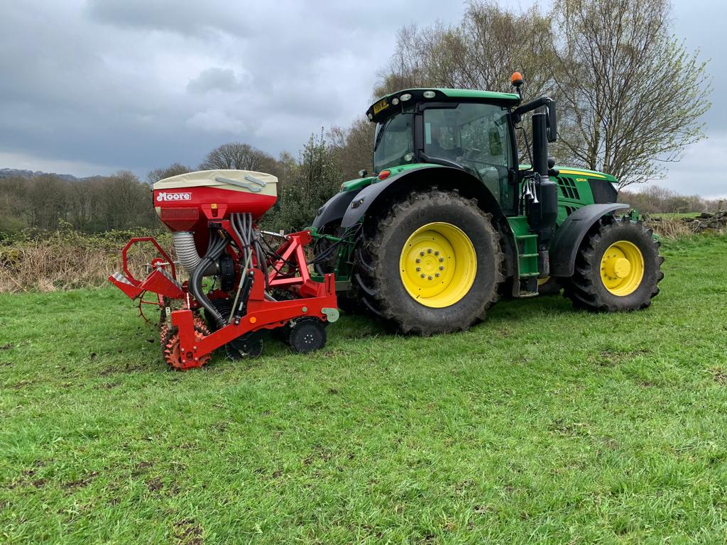 tractoremporium's tweet photo. The Moore Unidrill in action💪🎬

Here is Richard Wilson out drilling with his ✨new✨ 3m Moore Unidrill. using it to drill fresh grass into an existing meadow!

#ActionShot #CarrsBillingtonAgriculture https://t.co/ojHbokcNex