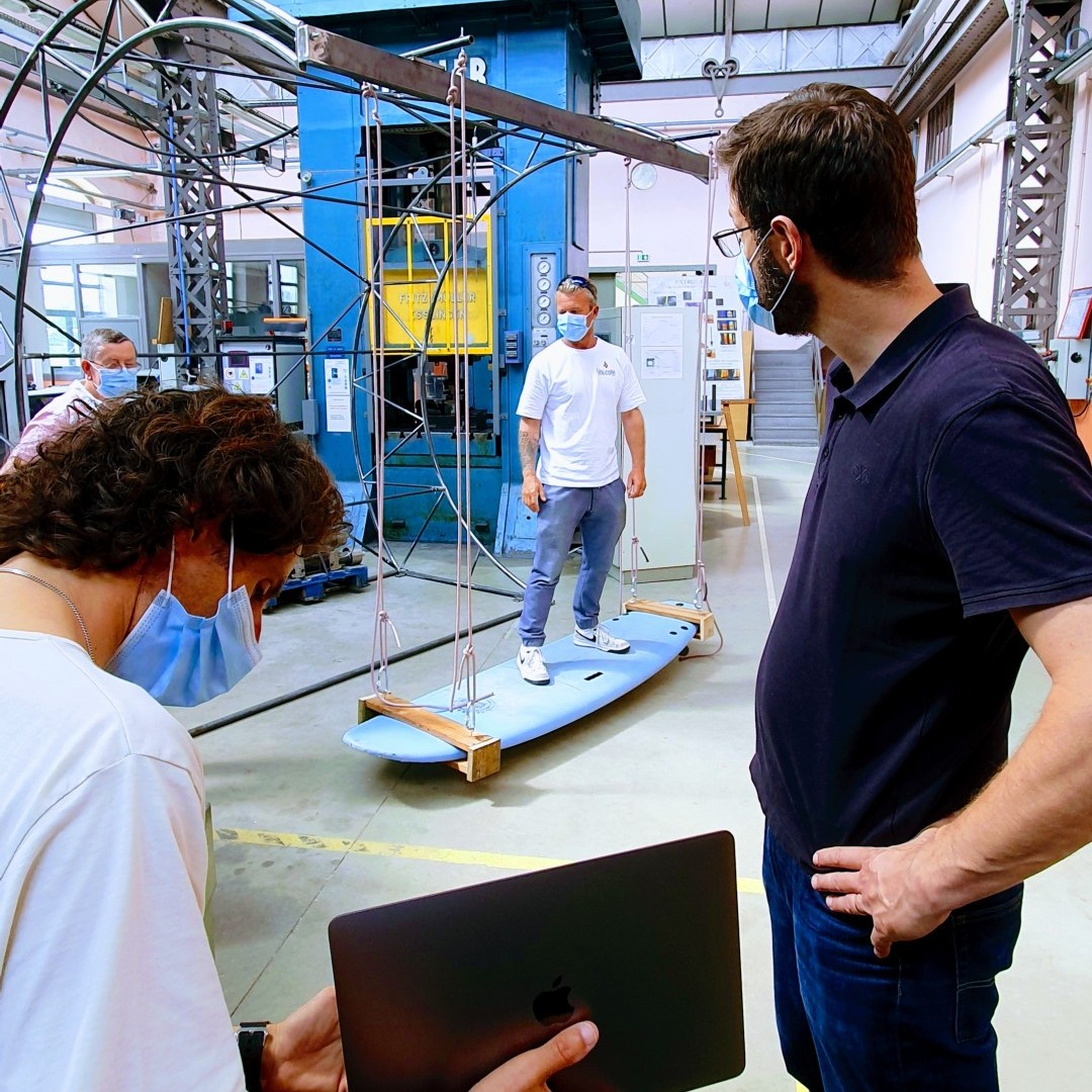 [Entrepreneuriat] 🏄‍♀️🏄‍♂️ Kevin Lestrade, docteur Arts et Métiers, a créé l'entreprise BYTHEWAVE. Il a sollicité <a href="/AMVALOR_/">AMVALOR</a> du campus Arts et Métiers de Cluny pour fabriquer un prototype de planche de surf pour des salles de sport. 
👉 Lire l'article : ow.ly/VMR550IKxOH