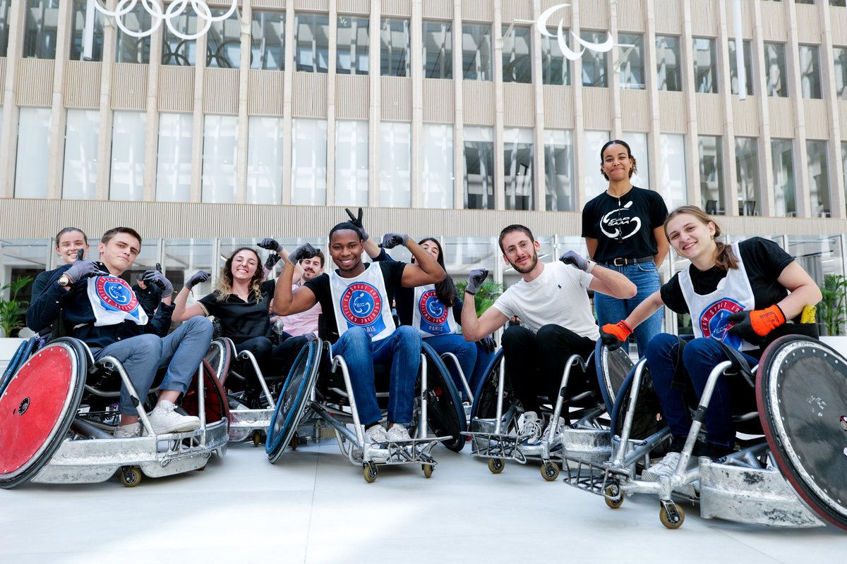 BING 💥
C’est le bruit du contact entre 2 fauteuils roulants lors d’une partie de rugby fauteuil ! 

Pour organiser les Jeux Paralympiques, il faut connaitre les para sports. Alors aujourd’hui les collaborateurs de #Paris2024 ont testé dans nos locaux ce sport paralympique !