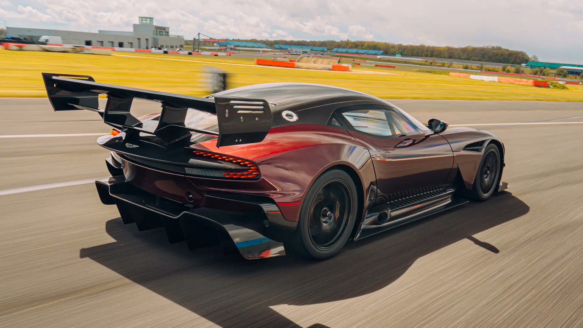 Aston Martin Vulcan with no Wing