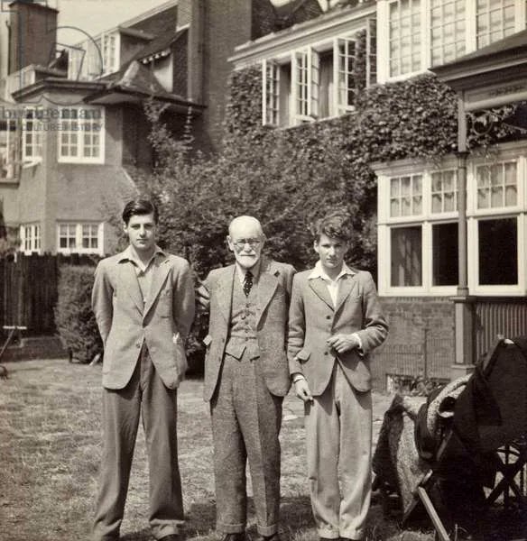 IPAonline's tweet photo. Austrian psychoanalyst Sigmund Freud in exile in London Maresfield Gardens with his two grandsons Anton Walter, a chemical engineer, and Lucian, artist, 1938
#family #Freud #psychoanalysis #history #thursdayvibes @FreudMusLondon https://t.co/NV5ekOblxm