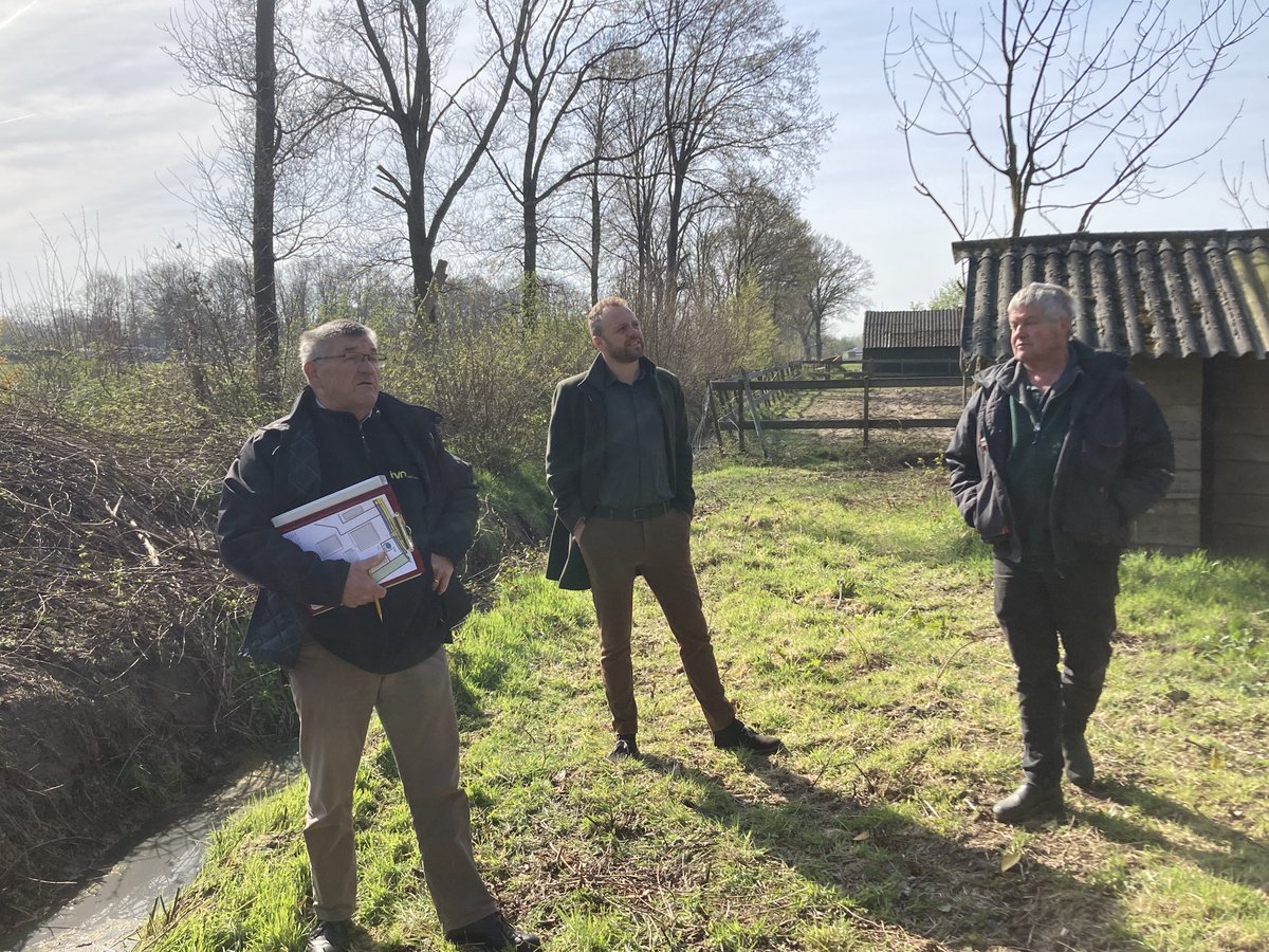 Voor het ErvenPlusproject bezocht wethouder Jeroen van den Heuvel een melkveehouderij. Er wordt een plan gemaakt om dit erf zo in te richten dat erfbewonende vogels, maar zeker ook zoogdieren, insecten en amfibieën er een betere leefomgeving krijgen bit.ly/3OoHuyU