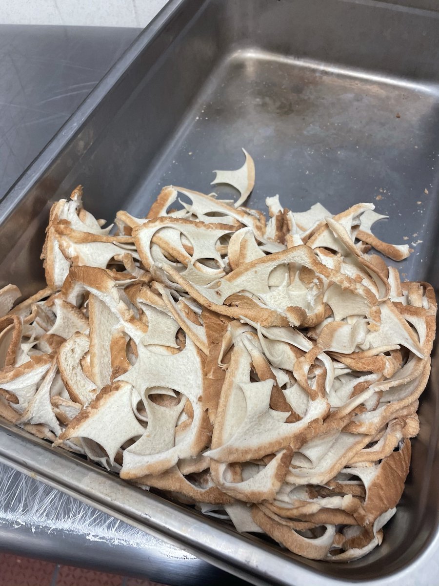 kelzwithaz's tweet photo. Who says you can’t turn scraps into bread pudding? Trash to treasure, y’all. #pastrymagic https://t.co/94VHKvTfVu