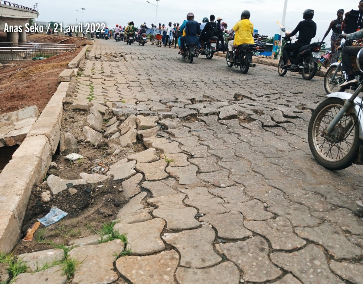 anas_seko229's tweet photo. Nous sommes au niveau de l'échangeur de Godomey, en contournant vers le bas en direction de Calavi. 

Aujourd'hui, je me suis finalement arrêté pour prendre des photos. Le calvaire des usagers de cette voie doit cesser, la circulation devient très risquée. 

#RT pour alerter 👍 https://t.co/agI3zAToj7