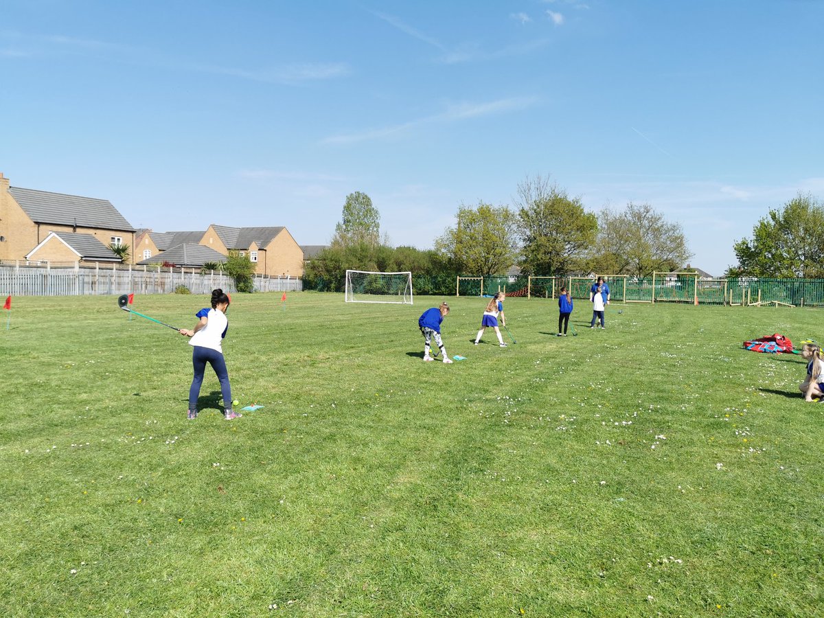 Year 3 PE 🏌️🏸🏌️🏸
We have tried two new sports today - badminton and golf! 
It was a lovely afternoon on the field developing our golf swing technique. 
@MrsLancsStMarys
@MissMcReStMarys @NFollinStMarys