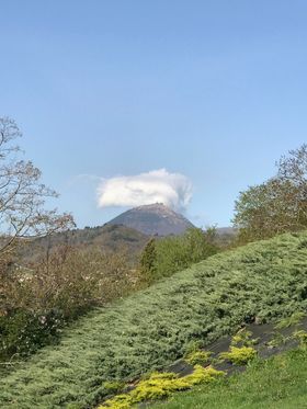 chainedespuys's tweet image. #InstantPhotos 
📍 Le #puydedome a attrapé le seul nuage dans un ciel printanier ! ;-)
Merci à Monique pour cette photo.
#chainedespuys #nuage #photo #volcan