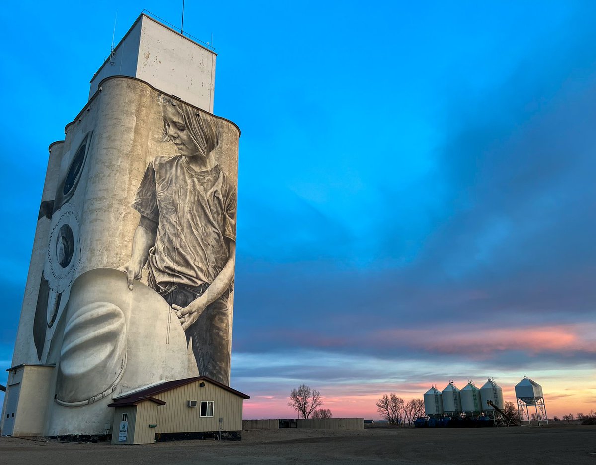 southdakota's tweet photo. This towering homage to prairie life isn't the only work of art decorating Faulkton's walls! Sign up for our free e-newsletter and learn about all the small town gems of the 605: https://t.co/vfNSm3jxiI https://t.co/DVcORBdRJS