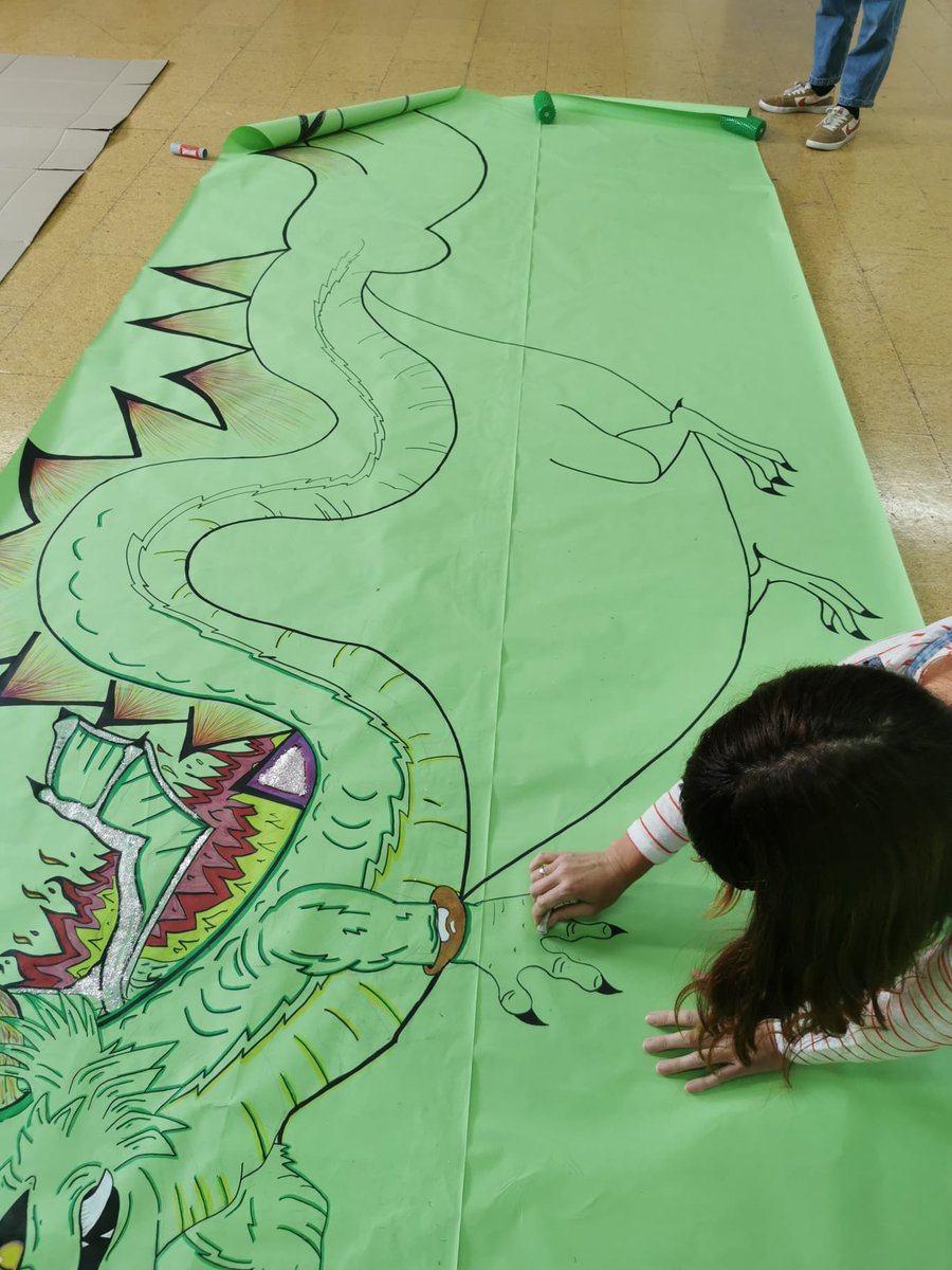 AMPAXarau's tweet photo. Les famílies del Xarau participen en la preparació i dinamització d'activitats per als nens i nenes del Xarau! Tot preparat per demà! Visca Sant Jordi! https://t.co/A1i3rxozQR