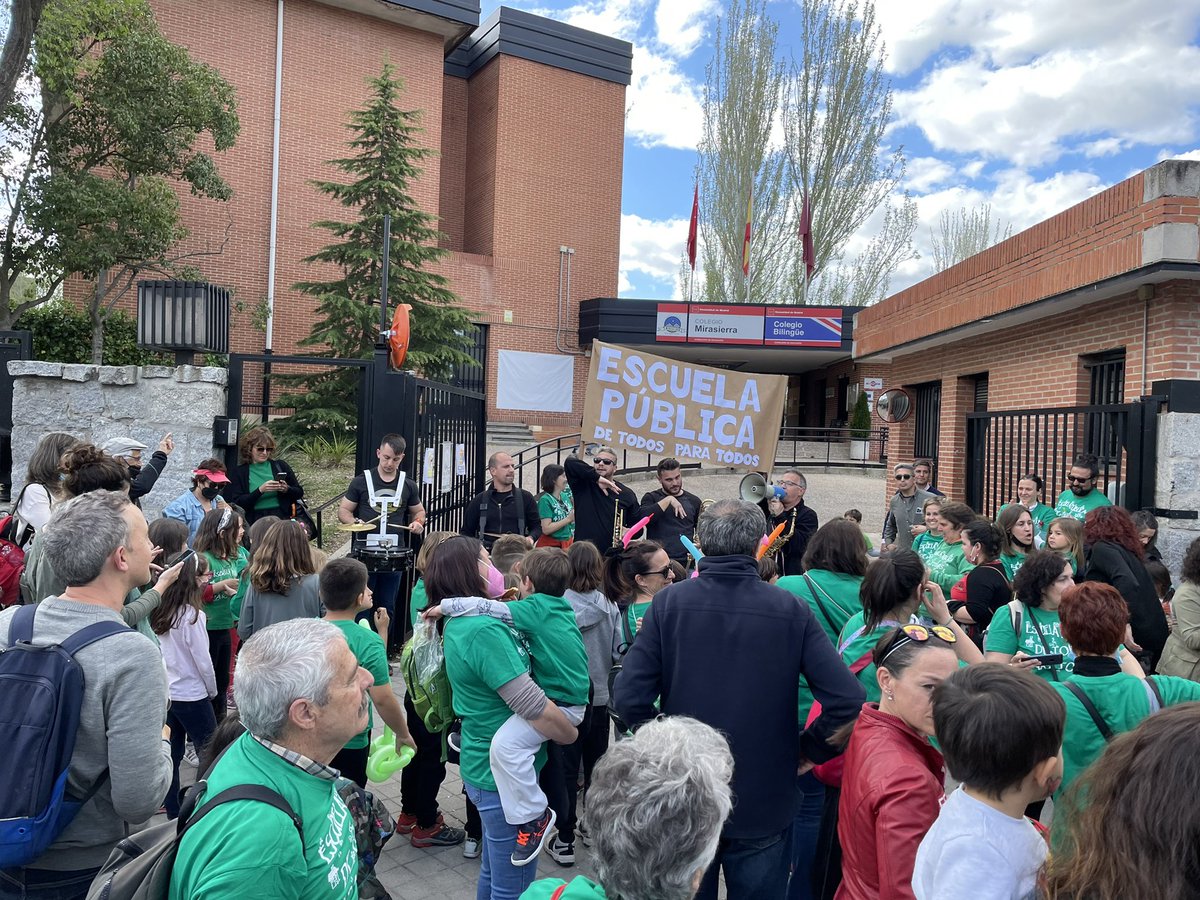 AmpaMirasierra's tweet photo. #NoRecortesMirasierra #NoRecorteCEIPAlhambra En este barrio queremos #EducacionPublica  el recorte de plazas no beneficia a nadie! Nos escuchas @IdiazAyuso @ppfuencarral @ppmadrid? https://t.co/Cqsr4STtnD