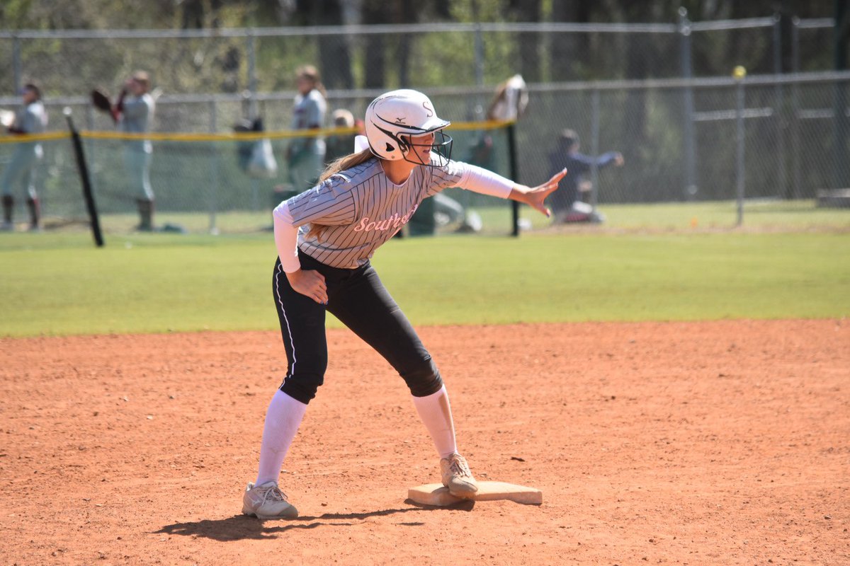 SouthsideSB22's tweet photo. We are going to highlight some of our players as we get started with our new Twitter!! Check out 2023 IF/C Maddie Griffith (@madalynngriffi1). Griffith is .429 at the plate this season with an on base % of .495 🔥👀 https://t.co/VTbRXT1mjI