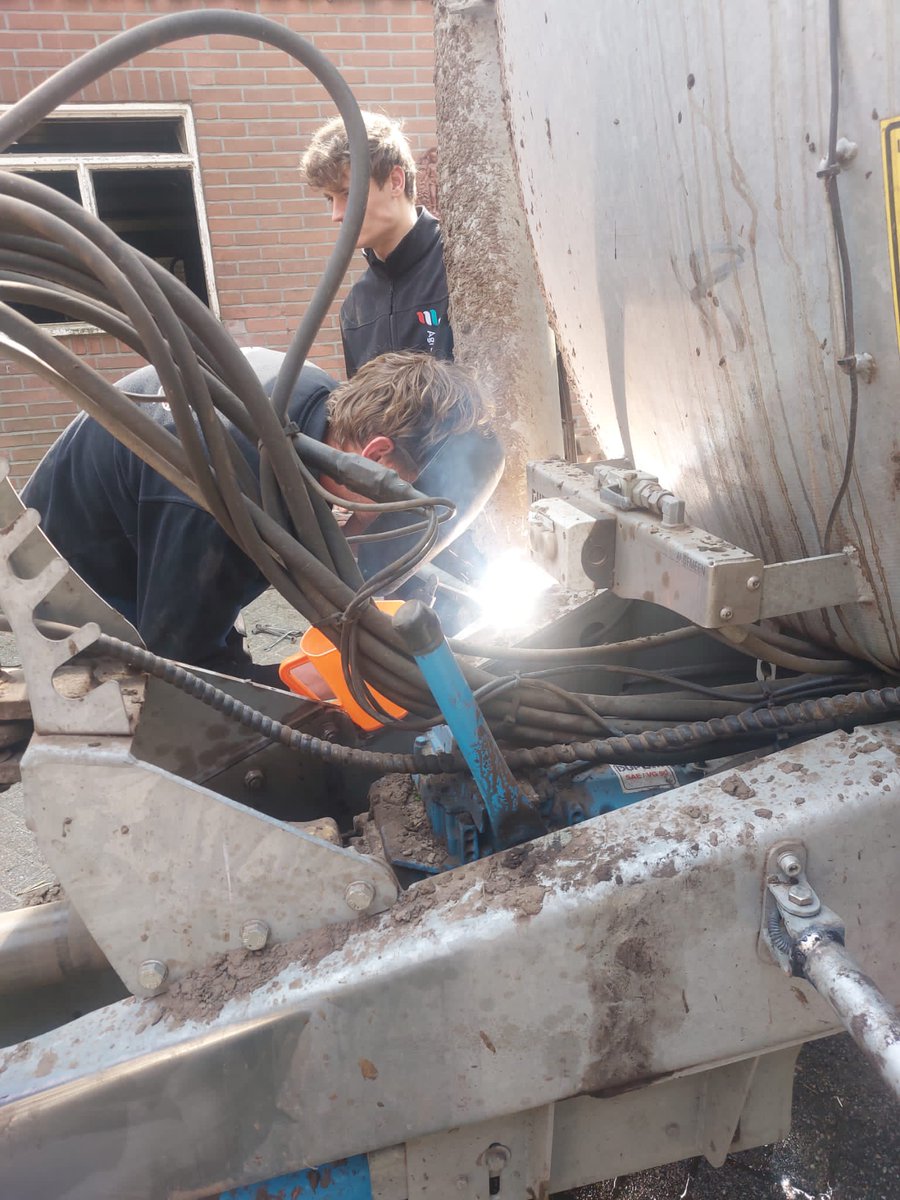 Met dank aan het laswerk van Wouter #hetwerkatelier <a href="/mariekehanste/">Marieke Hansté</a> kan de bemesting van onze percelen maisland weer doorgaan. Mooi dat het zo kan ! #noaberschop #samenkomjeverder