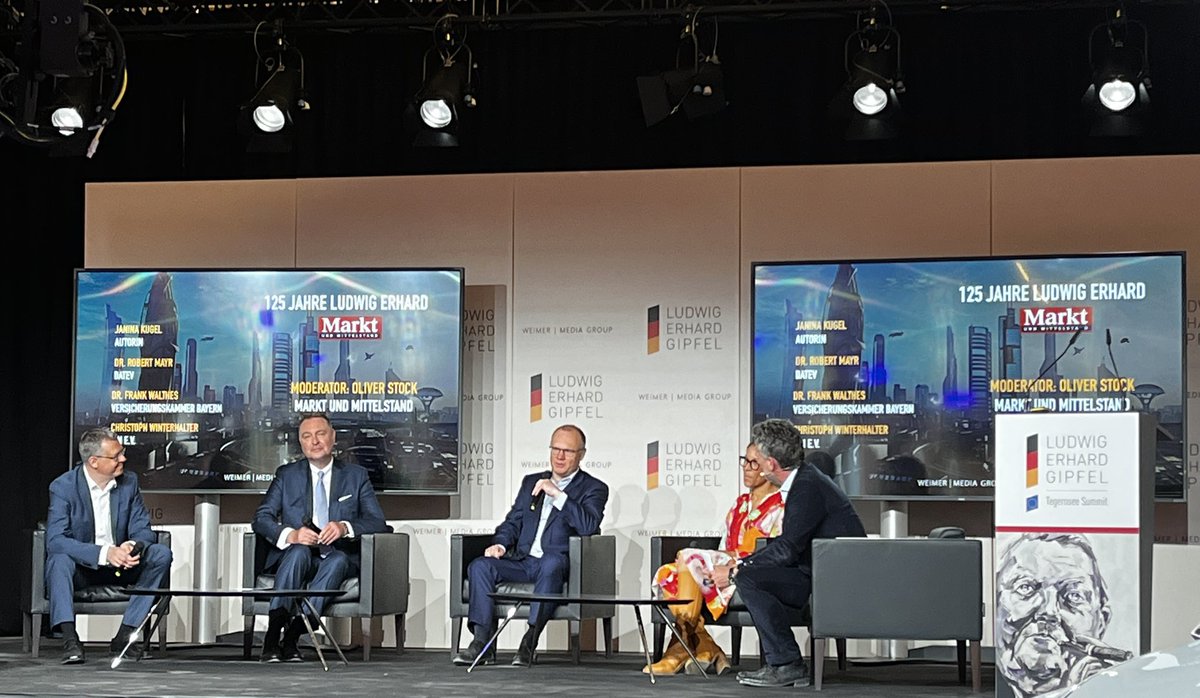 Interessante Diskussionsrunde zur digital-ökologischen sozialen Marktwirtschaft auf dem #LEG. <a href="/Dr_Robert_Mayr/">Prof. Dr. Robert Mayr</a> fordert so wenig Regulierung wie möglich und stattdessen standardisierte Leitplanken, die Gestaltungsräume ermöglichen.