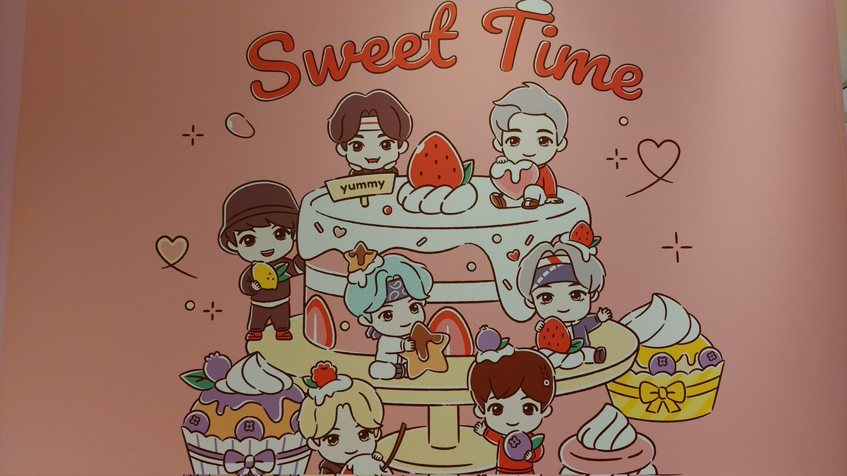 aco22438564's tweet photo. tinytan cafe🍴
ケーキめちゃめちゃ可愛かったよ～✨
#TinyTAN_cafe https://t.co/1xW5glSlLu