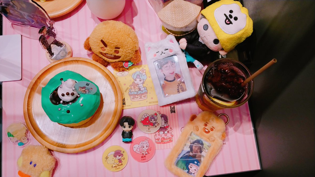 aco22438564's tweet photo. tinytan cafe🍴
ケーキめちゃめちゃ可愛かったよ～✨
#TinyTAN_cafe https://t.co/1xW5glSlLu