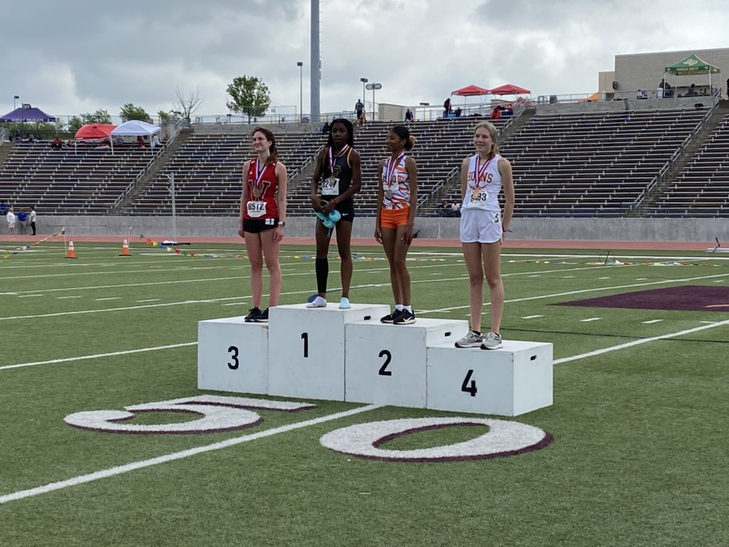 WoodrowTrackXC's tweet photo. Our first Regional qualifiers of the day - Ajit Friedmann WINS the 3200, Cuauhtemoc Castro takes 3rd / on the girls side, Amelia Favour snags 3rd in the 3200. Great start to the day! https://t.co/B5ou4JlPWs