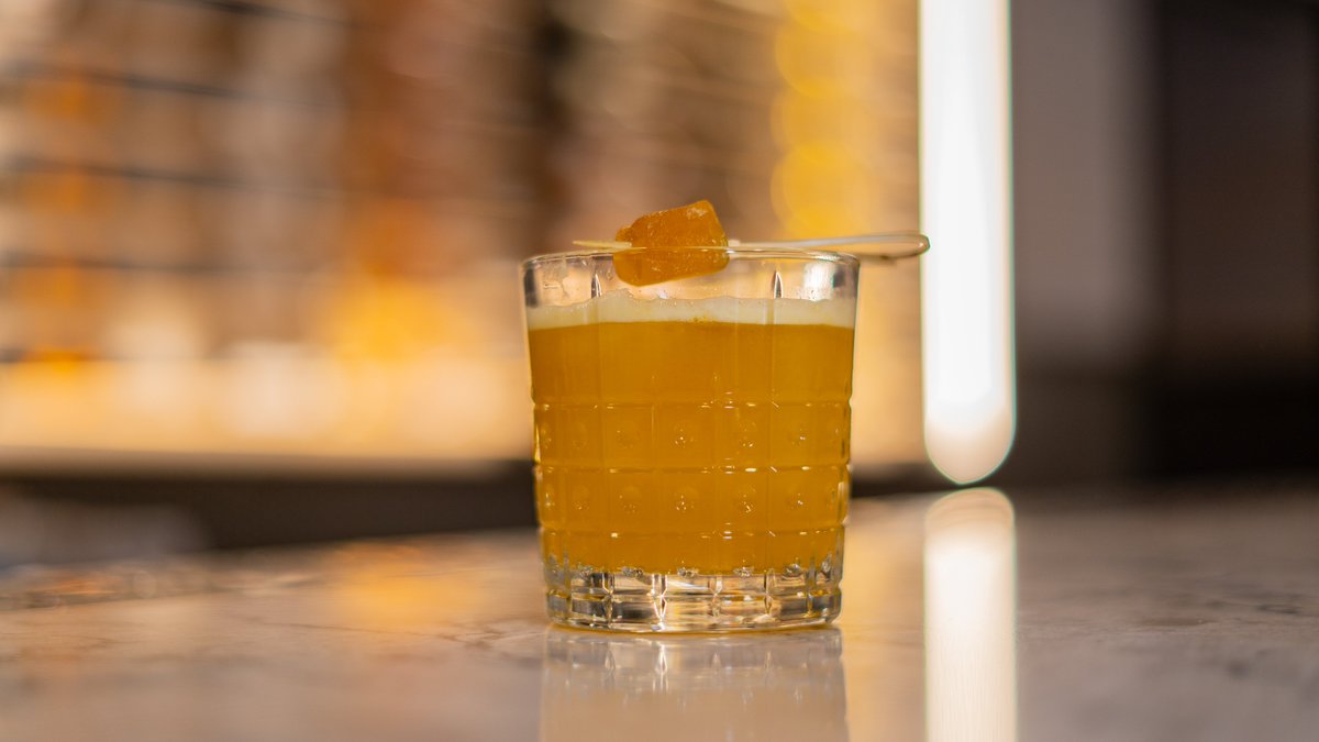 We're proud of our drinks program that includes a full bar with beers and wines along with a cocktail menu that includes both new and unique mixes and traditional favorites like the Penicillin with Woodford Reserve Bourbon, honey and ginger. 
<a href="/WoodfordReserve/">Woodford Reserve</a> @pennicillincocktail