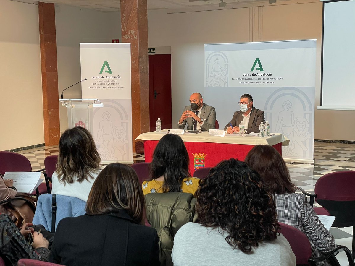 PacoVidalMazo's tweet photo. En @aytoalbolote con nuestro SG  @dasalmes presentando a los Servicios Sociales Comunitarios de #Granada la #IPII,nueva prestación que sustituirá a la #RMISA
📢Buscamos aliados para la nueva prestación!
Gracias por vuestras aportaciones 
@RocioRuizDom
@MMontalvoCs
@AlmunecarAyto https://t.co/ybtChr0qmr