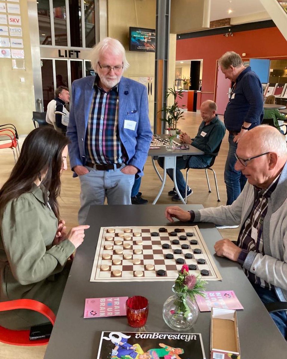 De kick-off van Fitter Brein was vanmiddag een succes. Wethouders Ans Grimbergen en Bert Wierenga van de <a href="/gemeenteveendam/">Gemeente Veendam</a> zagen hoe dit programma van <a href="/healthyageingeu/">HANNN 🌟🌟🌟🌟</a> door veel organisaties in Veendam wordt omarmd. Zo werd er vanmiddag o.a. fanatiek gedamd.
