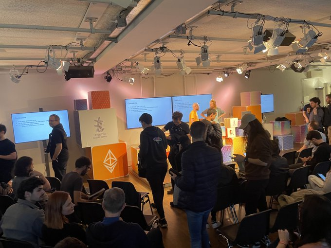 Nervos18's tweet photo. Последние несколько недель название Nervos упоминалось на крупных криптовалютных конференциях по всему миру, от #ETHDubai до #PBWSummit и #LayerTwoAmsterdam🔥
Мы очень вдохновлены многими проектами, с которыми удалось встретиться.🔥 https://t.co/Xp17ZehbrM