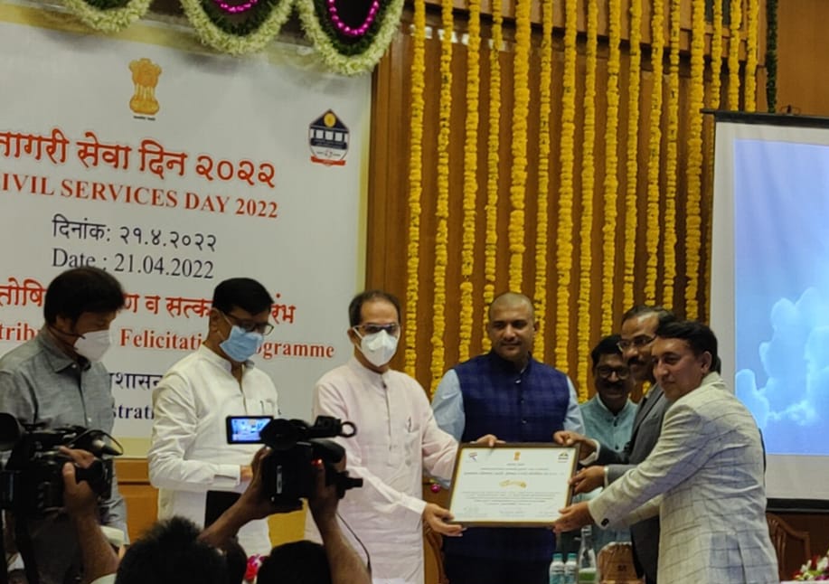 #नागरीसेवादिन मुख्यमंत्री #उद्धवठाकरे यांच्या हस्ते राजीवगांधी प्रशासकीय गतिमानताअभियान मधील विजेत्यांना पारितोषिकांचे वितरण.#अकोला  जिल्ह्याच्या वतीने संजय खडसे व नितीन चिंचोले यांनी पुरस्कार स्विकारला. <a href="/RealBacchuKadu/">BACCHU KADU</a> <a href="/AroraNima/">Nima Arora</a>
<a href="/MahaDGIPR/">MAHARASHTRA DGIPR</a> <a href="/InfoDivAmravati/">DIVISIONAL INFORMATION OFFICE, AMRAVATI</a> <a href="/InfoVidarbha/">INFORMATION DIRECTOR OFFICE, NAGPUR</a>